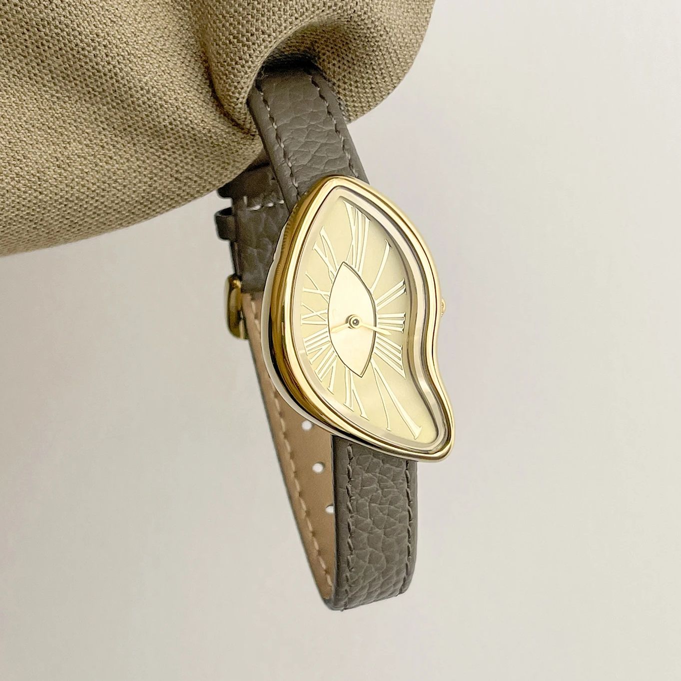 High Jewelry Watches - ساعة نسائية راقية بتصميم ريترو إبداعي،