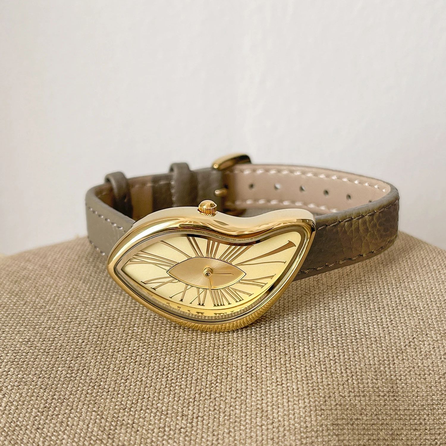 ساعة نسائية راقية بتصميم ريترو - مراجعة High Jewelry Watches وسعره